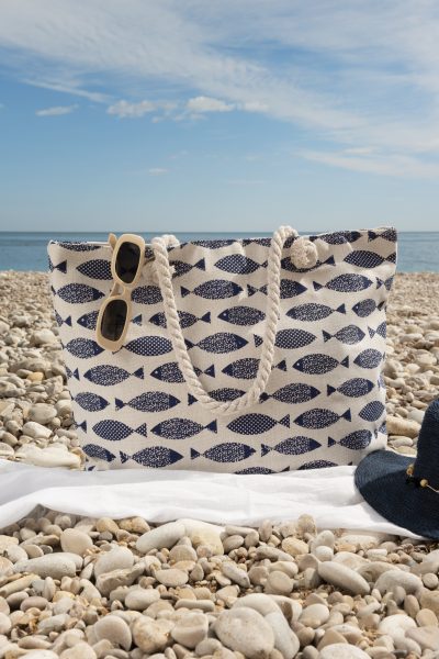 sac-de-plage-avec-l-essentiel-nature-morte