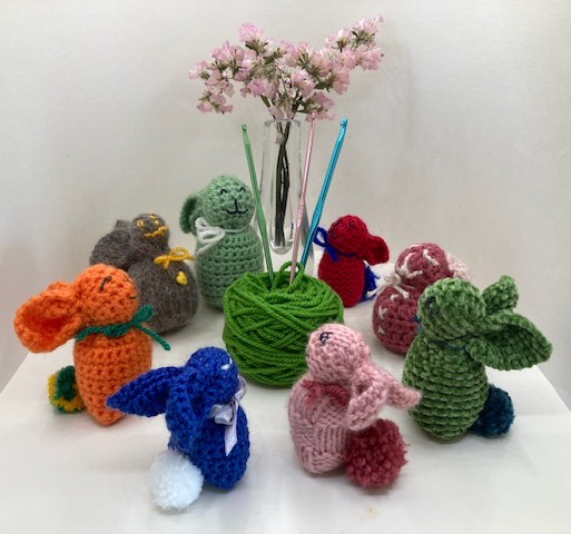 Lapins tricot_crochet_vaseRose – Martine B.