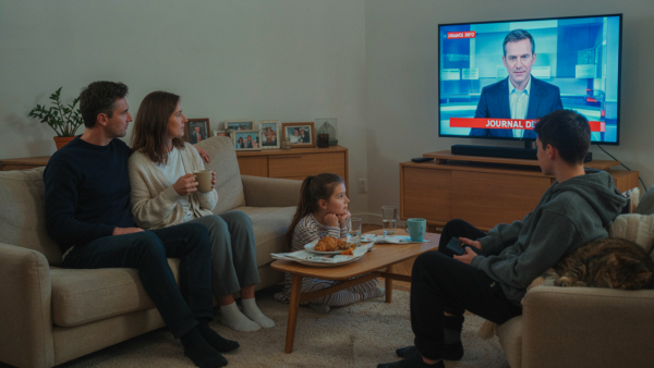 magnific_une-famille-regarde-la-te_p8HWnPgehw – PHILIPPE BOULIER